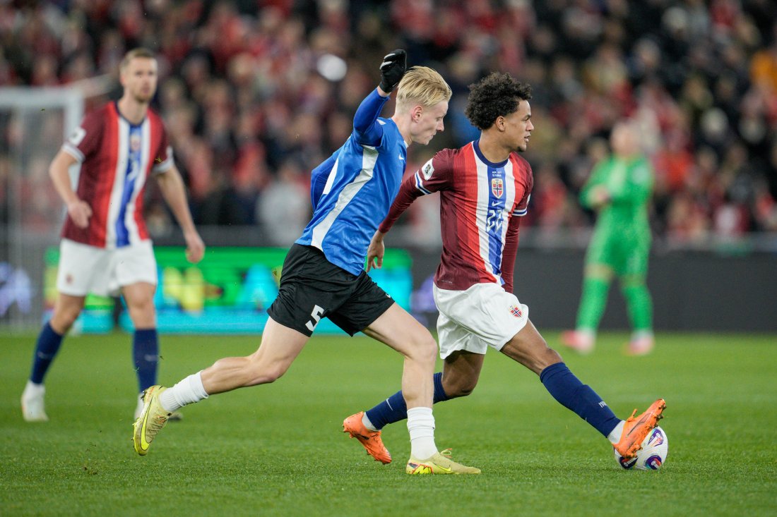 Rocco Shein i duell med Manchester City-spiller Oscar Bobb. (Foto: Jonas Been Henriksen / NTB