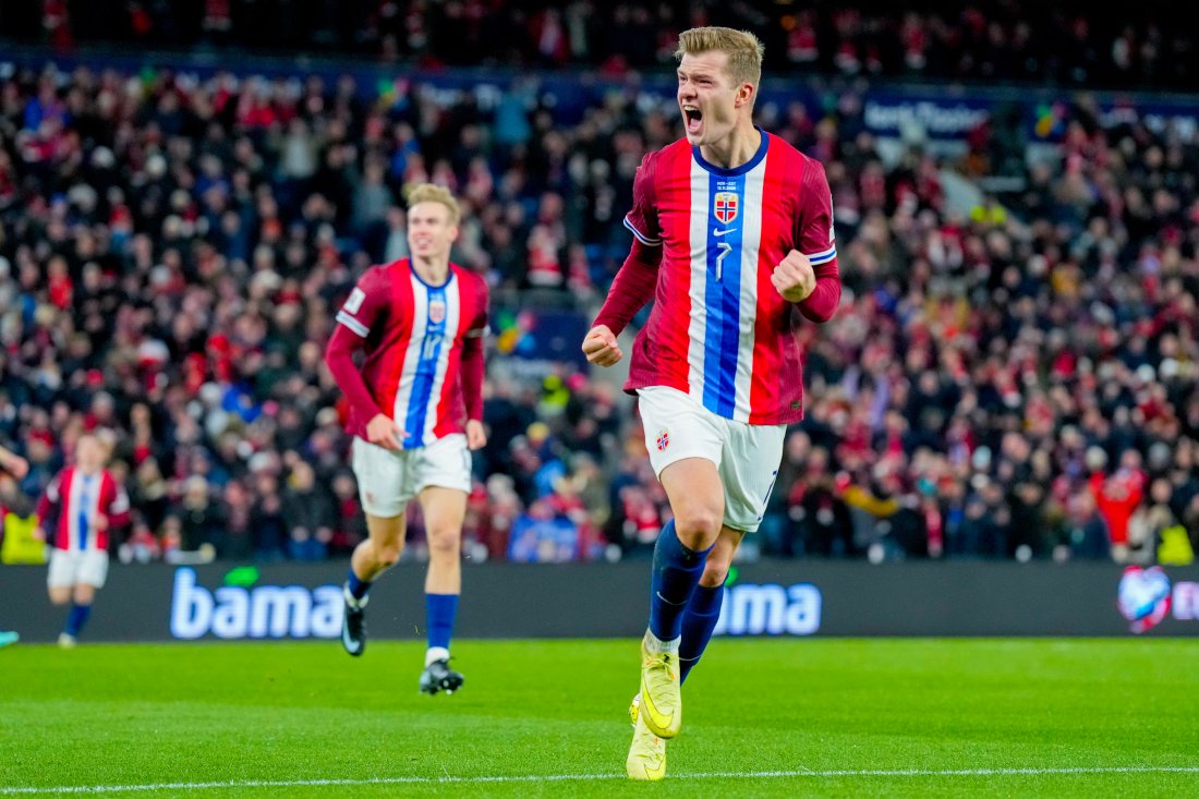 Alexander Sørloth knakk koden til det estiske forsvaret, og scoret to mål tidlig i 2. omgang. (Foto: Fredrik Varfjell / NTB)