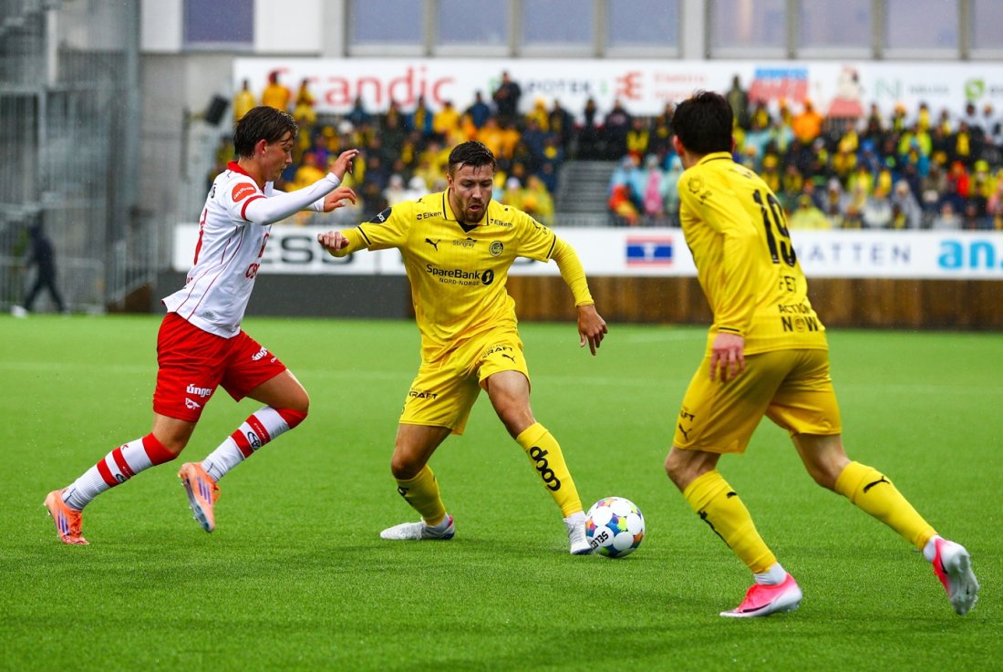 Skari-Hansen i duell med Bodø/Glimt og landslagsback Fredrik Bjørkan. (Foto: NTB)