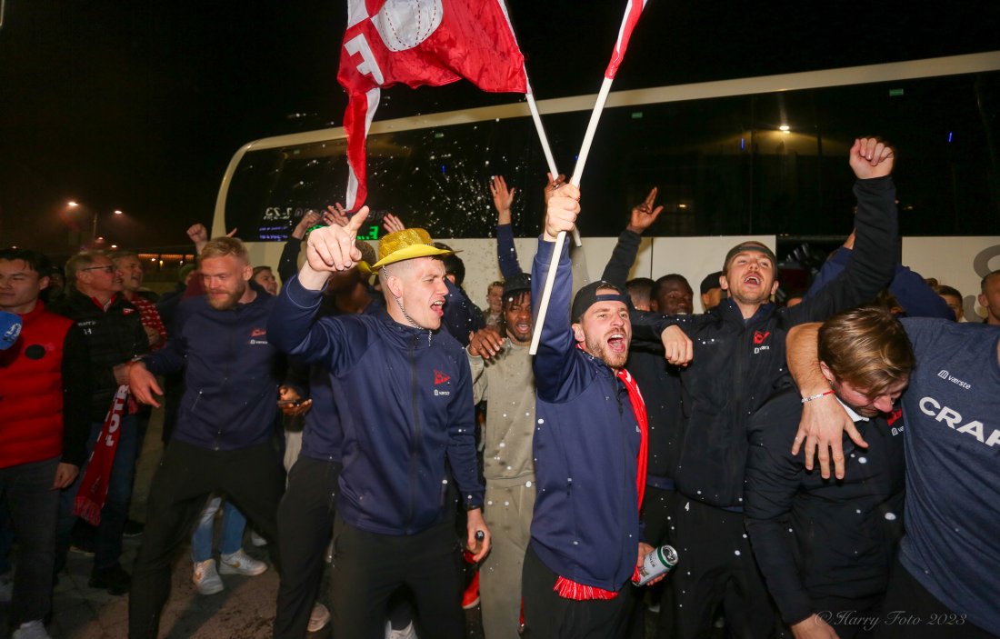 Joannes Bjartalid med gullhatten på etter at opprykket til Eliteserien var sikret. (Foto: Harry Johansson)