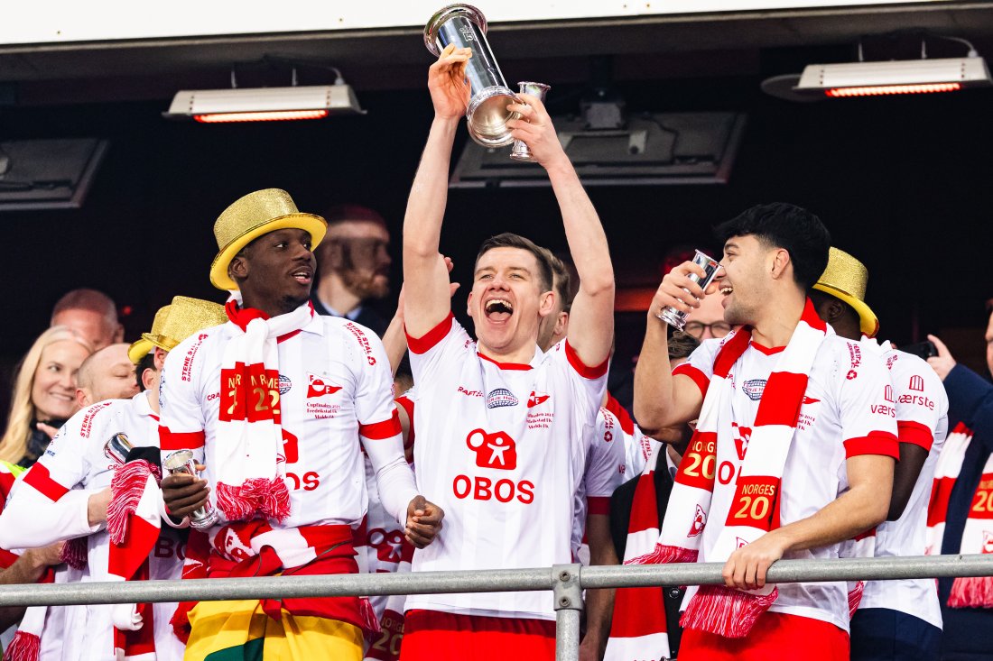 Bjartalid da han løftet kongepokalen etter 120 minutter på banen. (Foto: Qwerty AS)