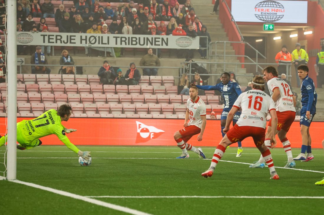 Fredrikstads keeper Martin Børsheim med en redning under NM-kampen i fotball mellom Fredrikstad og Sarpsborg 08 på Fredrikstad Stadion. (Foto: Thomas Andersen / NTB)