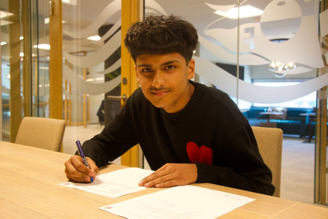 Ali Gul signerer sin første proffkontrakt for FFK