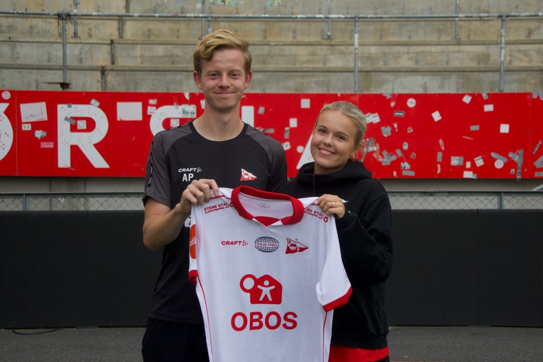 Sara Reid (t.h) sammen med Akademisjef Anders Pilskog etter signeringen var i boks
