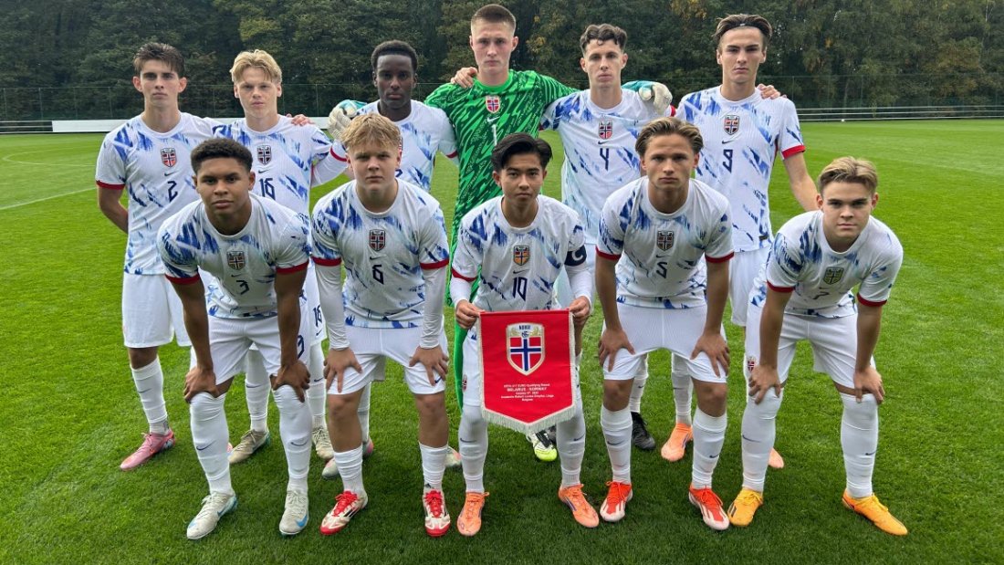 Arigon (nr. 4) og de norske G16-spillerne før en av samlingens kamper. (Foto: NFF)