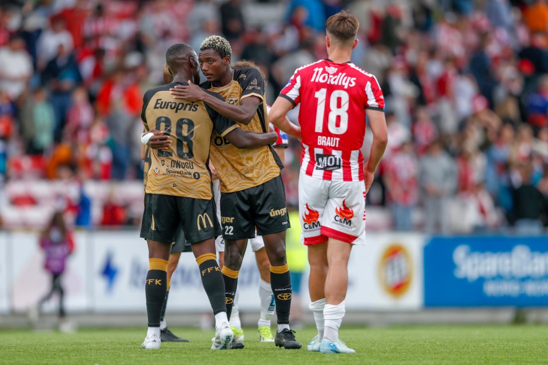 Maxwell Woledzi gir debutant Solomon Owusu en klem når han blir byttet inn. (Foto: Rune Stoltz Bertinussen / NTB)