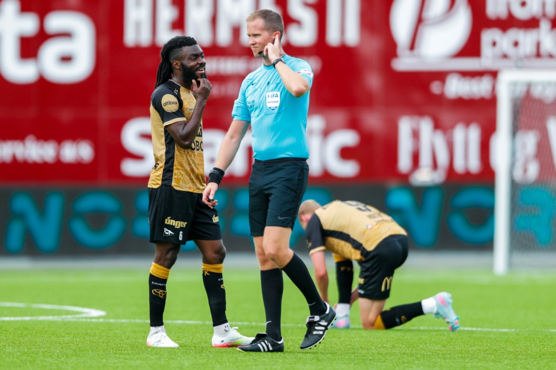 Hoveddommer Kristoffer Hagenes sjekker VAR under eliteseriekampen i fotball mellom Tromsø og Fredrikstad på Romssa Arena. (Foto: Rune Stoltz Bertinussen / NTB)