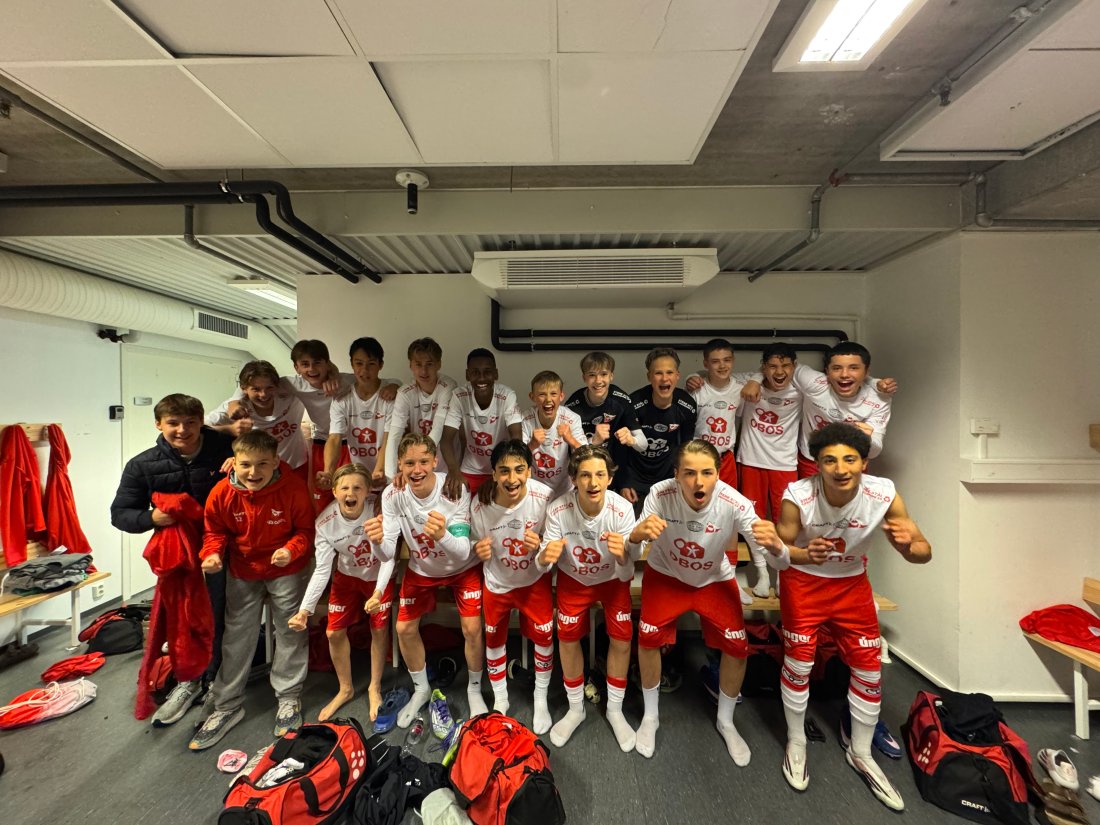 G14 med et seiersbilde i garderoben etter seieren mot Sarpsborg 08