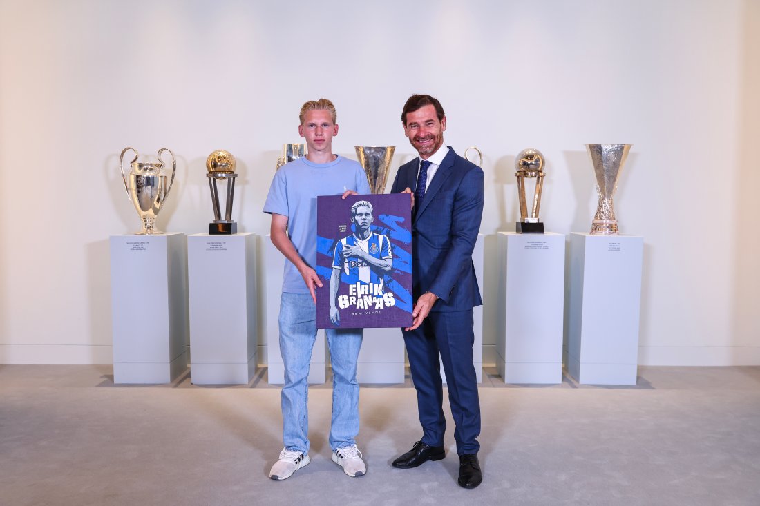 Eirik Granaas sammen med FC Porto sin president, André Villas-Boas. (Foto: FC Porto)