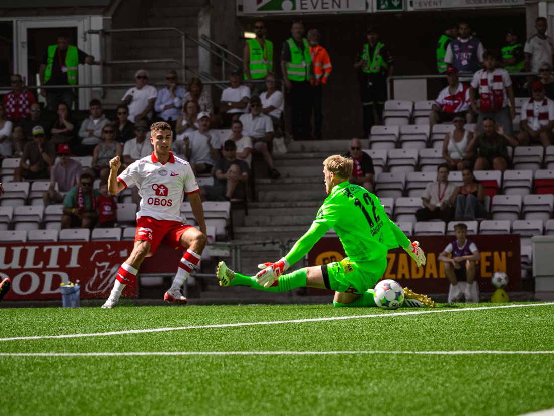 Her setter Henrik Skogvold inn det mange trodde var dagens første scoring, men den ble annullert for en hårfin offside. (Foto: Jonas Fjeld / Qwerty AS)