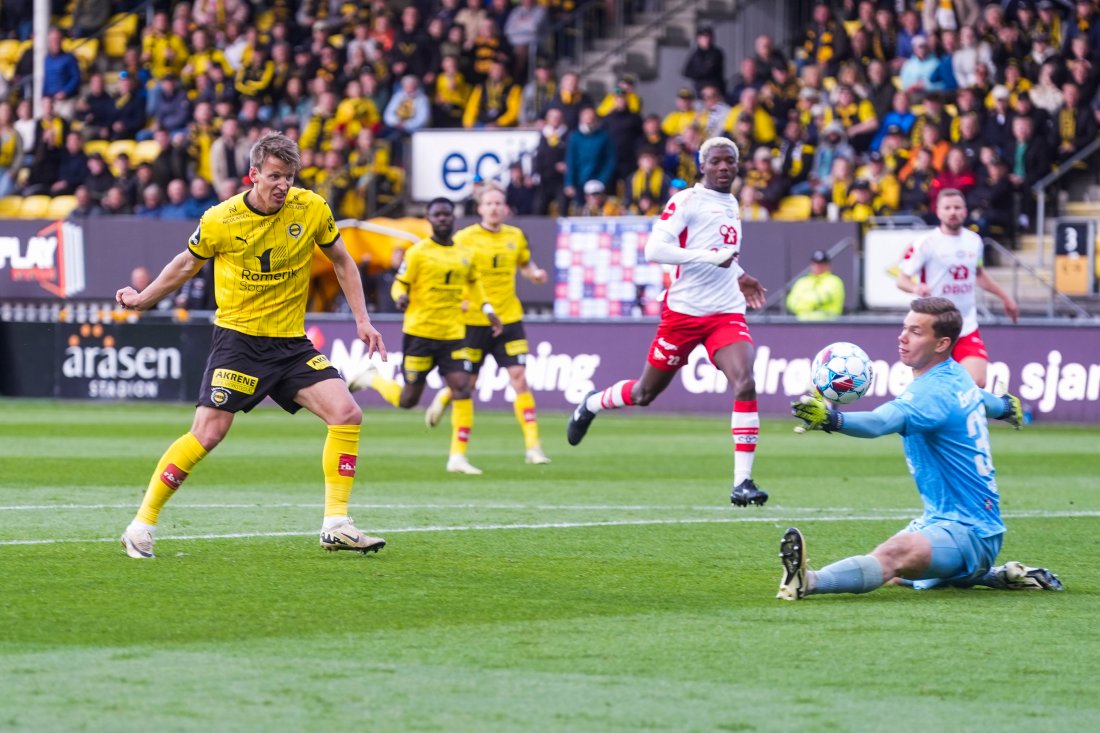 Lillestrøms Thomas Lehne Olsen scoret 1-0-målet under NM-kampen i fotball mellom Lillestrøm og Fredrikstad på Åråsen stadion. (Foto: Terje Pedersen / NTB)