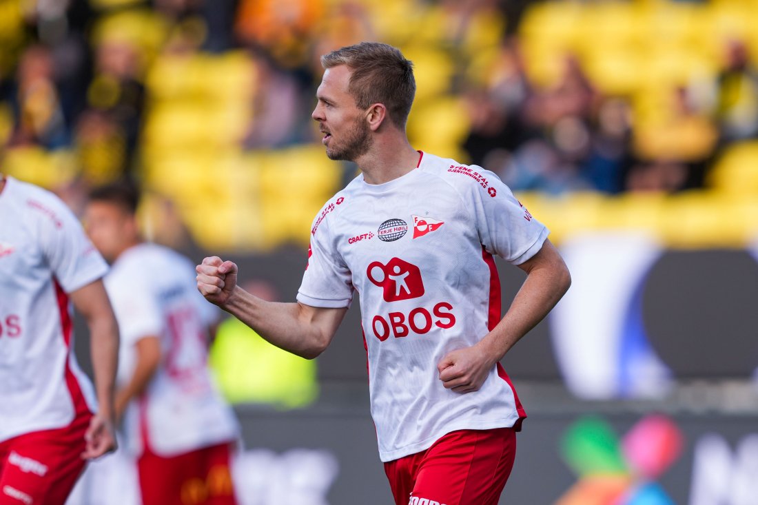 Stian Stray Molde scoret 1-1-målet under NM-kampen i fotball mellom Lillestrøm og Fredrikstad på Åråsen stadion. (Foto: Terje Pedersen / NTB)
