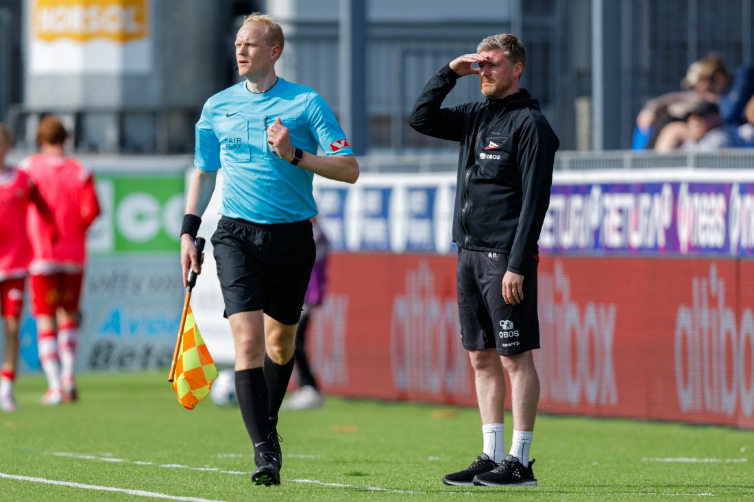 Assistentdommer Runar Langseth og Fredrikstads trener Andreas Hagen under eliteseriekampen i fotball mellom Kristiansund og Fredrikstad på Nordmøre Stadion. (Foto: Svein Ove Ekornesvåg / NTB)