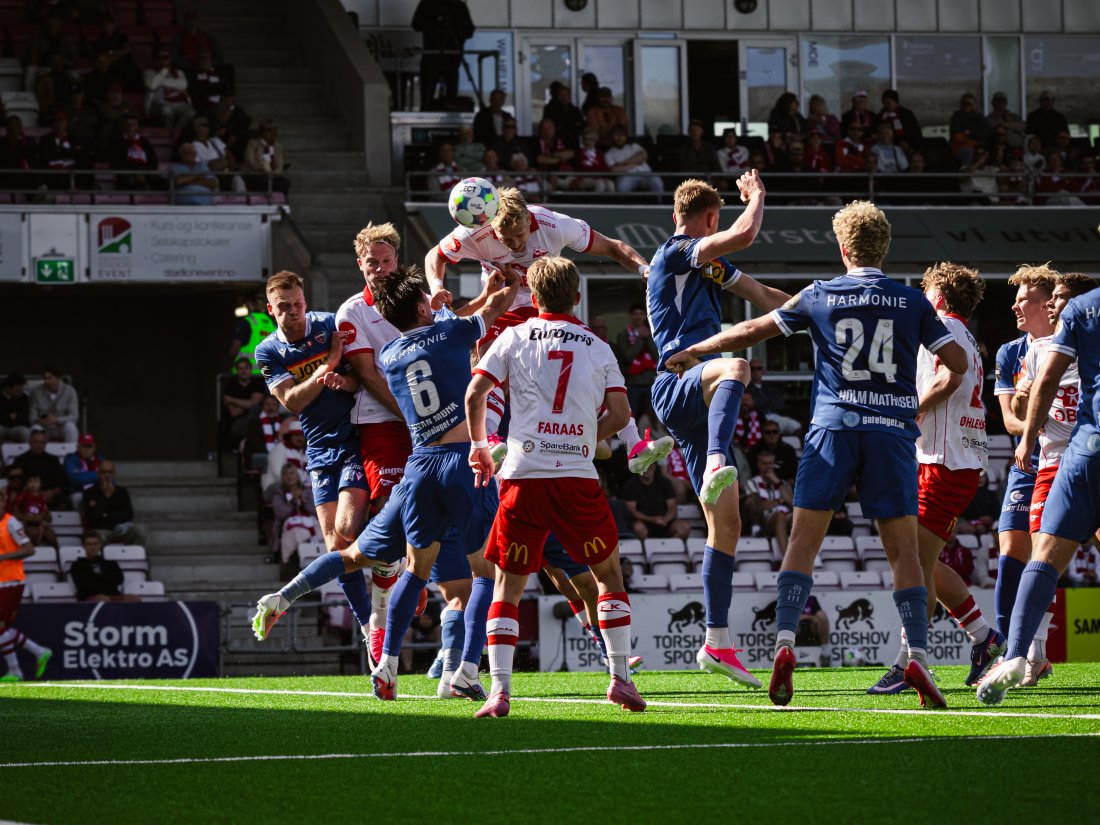 Her stanger Fredrik Holmé inn 1-0. (Foto: Jonas Fjeld / Qwerty AS)