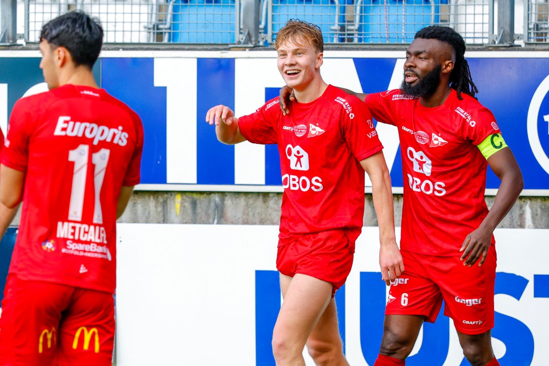 Oskar Øhlenschlæger kunne puste lettet ut etter å ha scoret på sitt tredje forsøk i forbindelse med straffesparket.