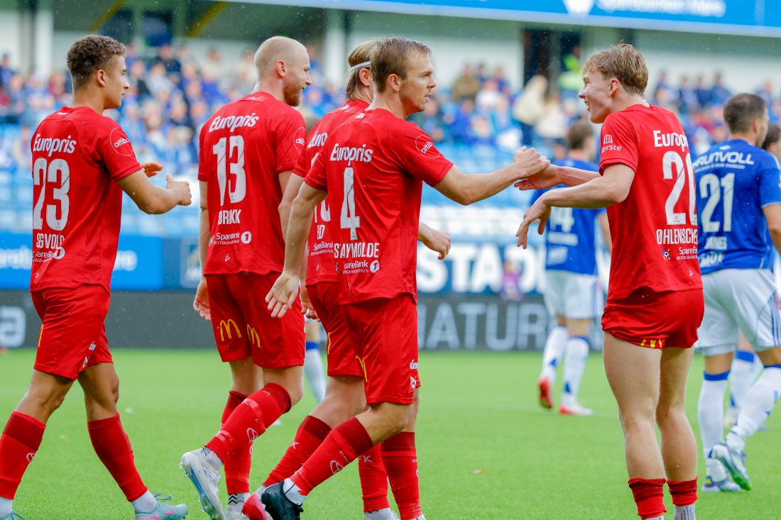 Oskar Øhlenschlæger satt opp Stian Stray Molde før 1-0-scoringen.