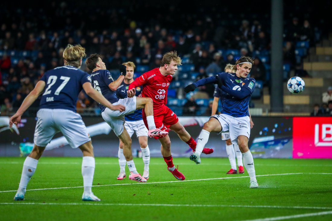 Her header Oskar Øhlenschlæger oss i føringen. (Foto: Trond R. Teigen / NTB)
