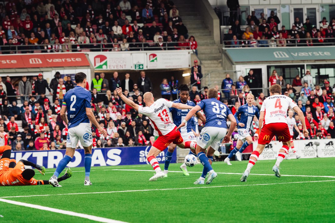 Sondre Sørløkk fikk lirket ballen i mål. (Foto: Jonas Fjeld / Qwerty AS)