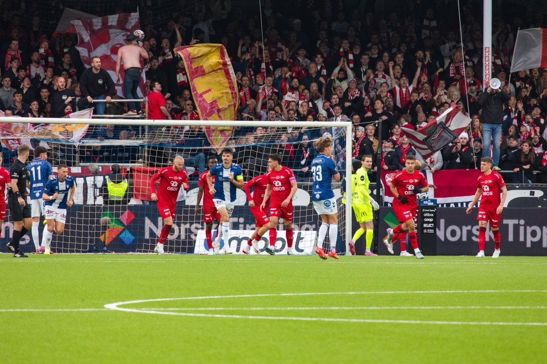 Det blir fullt av rødhvite på den ene kortsiden 9. mai. Det var det også i 2024 og 2025. (Foto: Qwerty AS)