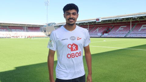 Signerer sin første proffkontrakt med FFK: - Gleder meg til veien videre